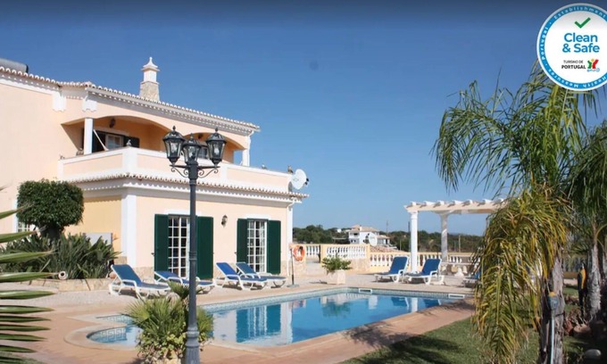 Mosqueira Maison | "Villa Monte Velho", avec vue sur la mer, piscine, jardin et Wi-Fi.