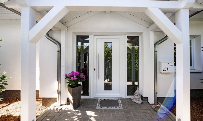 Oststeinbek Maison | Holiday Home 'Weißes Haus, Vollausstattung' with Private Terrace, Private Garden and Wi-Fi