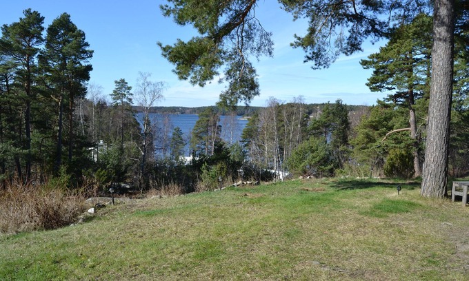 Varmdo Cottage | Maison de vacances avec vue sur le lac, emplacement central Värmdö. rowboat