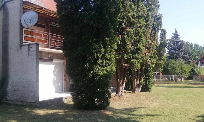 Keszthely Maison | Maison de vacances avec grand jardin, aire de jeux pour enfants et parking fermé.