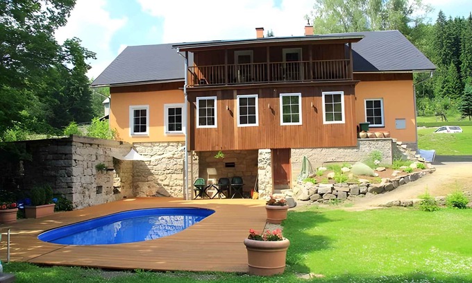 Korenov Maison | Maison de vacances avec piscine extérieure à Forest