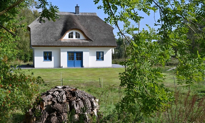 Puddemin Maison | Maison de vacances avec toit de chaume, grande propriété et chemin privé vers le port