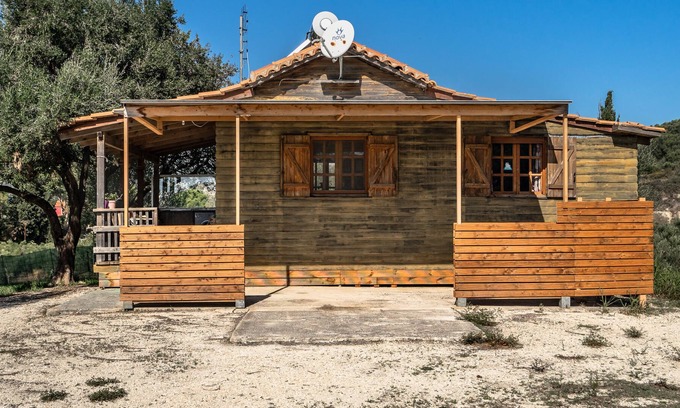 Paliki Maison | Maison de vacances "Maison en bois" avec vue sur les montagnes et jardin.