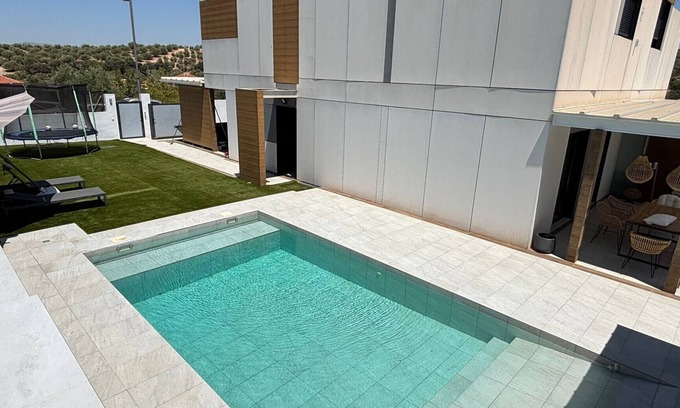 Albolote Maison | Holiday Home 'Your Private Paradise with Pool' with Mountain View, Wi-Fi and Air Conditioning