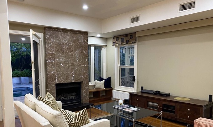 Canterbury Maison | Holiday House in Canterbury with pool