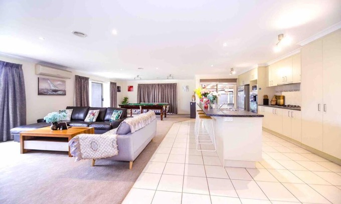Manor Lakes Maison | Holiday House in Lanor Lake