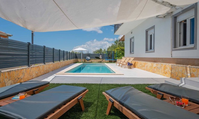 Tugare Villa | Maison de vacances Kristina avec piscine chauffée