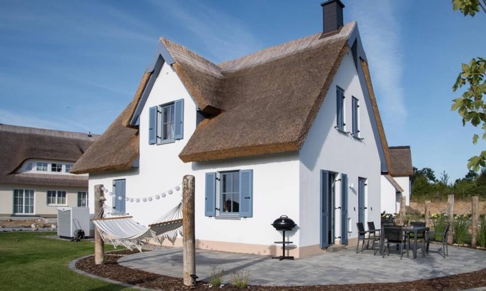 Parow Appartement | Holiday house "Lagom" with garden furniture and beach chair