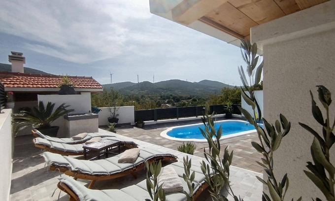 Ljubitovica Maison | Holiday house Prgomet for 1 - 6 persons with 2 bedrooms - Holiday home