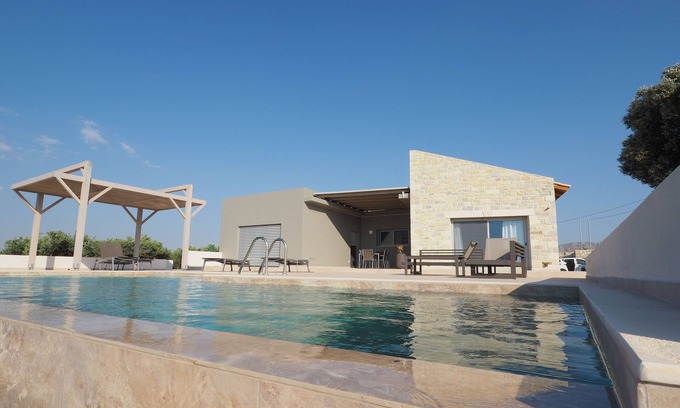 Faistos Maison | Maison de vacances Spiti Karma - détendez-vous au bord de la piscine avec vue sur la mer, la plaine et les montagnes.