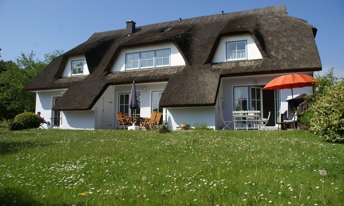 Putbus Maison | Maison de vacances au toit de chaume dans la réserve de biosphère avec jardin, terrasse, sauna bio