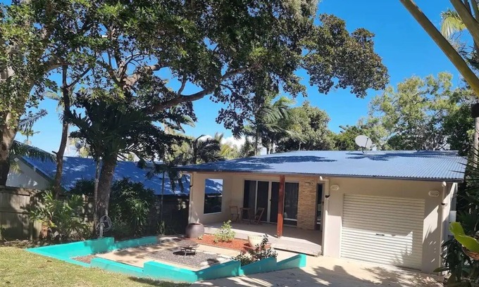 Eimeo Maison | Holiday house walking distance to the beach, private pool and parking