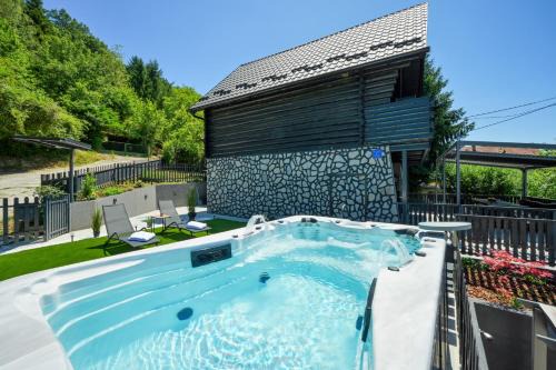 Sveti Kriz Zacretje Maison | Holiday House with Pool and Wellness Area - Black Pearl