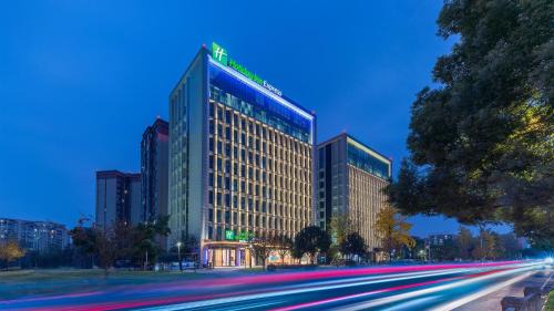 Shuangliu District Hôtel | Holiday Inn Express Chengdu Shuangliu Airport by IHG Free shuttle bus from Shuangliu International Airport to hotel about 8 Minutes by car Welcome drink