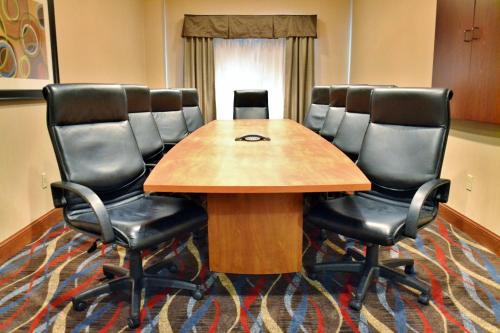Monaca Hôtel | Holiday Inn Express Hotel & Suites Center Township by IHG