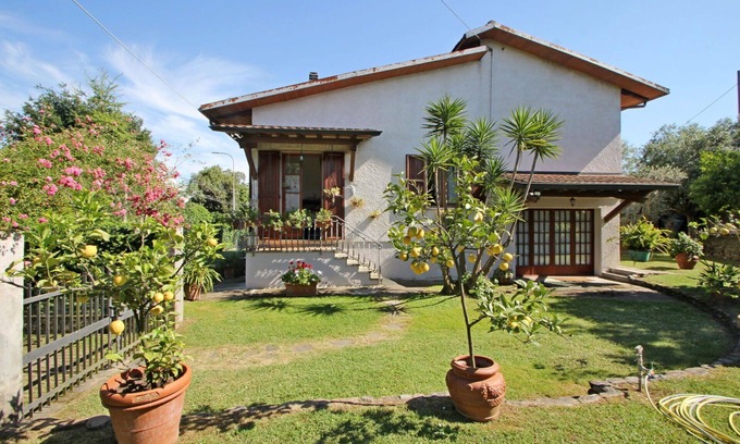 Montignoso Maison | Vacation Home à Capanne-prato-cinquale avec 2 chambres à coucher, 5 couchages
