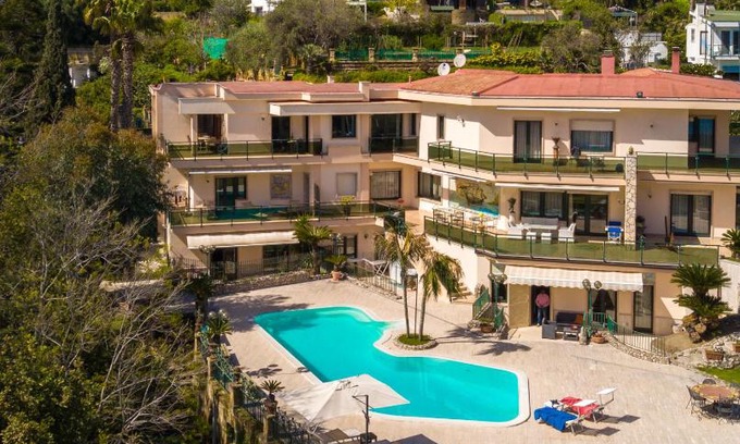 Posillipo Appartement | Holiday Naples - Big Apartment on The Swimming Pool in front of Capri
