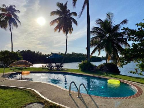 Levittown Maison | Holiday Retreat with Private Pool and Amazing Views