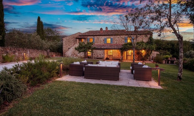 Pergine Valdarno Maison | Holiday Villa with panoramic pool in the hills of Tuscany.
