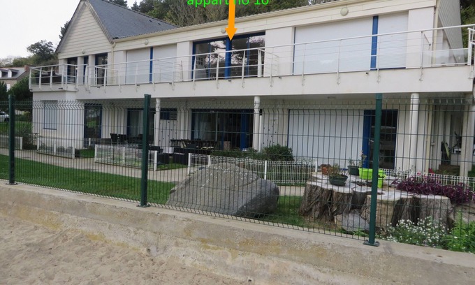 Etables-sur-Mer Appartement | Vacances face à la mer, pieds dans l'eau.