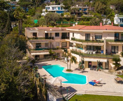 Posillipo Appartement | Holidays Naples Family - Pool in front of Capri