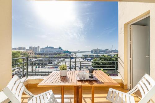 Ensanche Centro Appartement | Holidays2Malaga Terraza & junto puerto deportivo