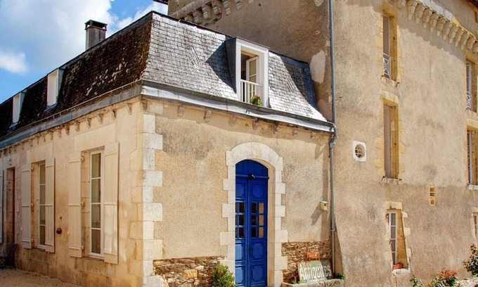 Chalais Appartement | Holliday home in a beautiful Chateau with Pool and restaurant.
