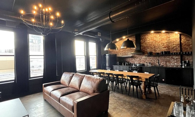 Downtown Louisville Appartement | Hollyhock Suite 502: 4 bed/2 bath with soaking tub