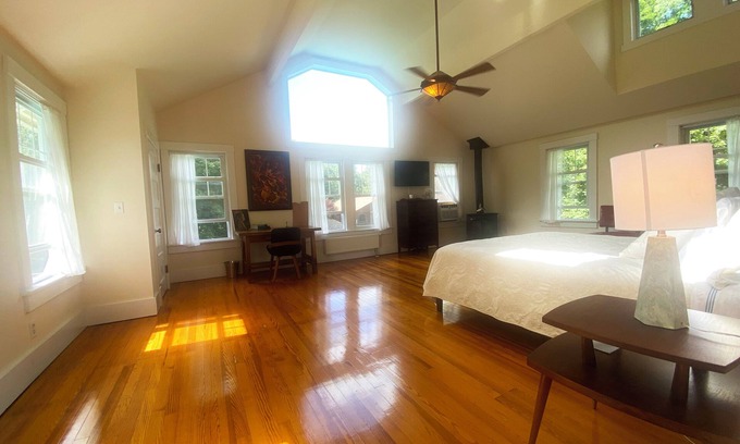 Catskill Cabine | HollyKissHudsonValley Grand Suite in 1900 Renovated Lodge