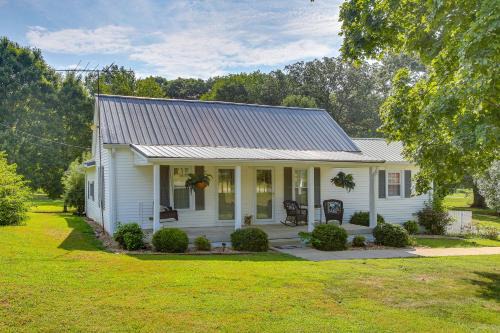 Cross Plains Maison | Home 9 Mi to Dtwn Springfield with Porch and Yard!