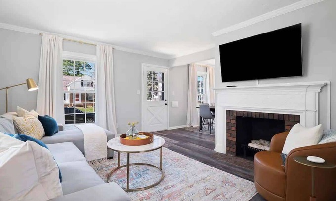 South Euclid Maison | Home Away From Home - Beautiful Yard