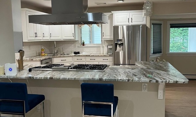 Dix Hills Maison | Home away from Home!! 5 minutes away from the restaurants and shopping plazas.