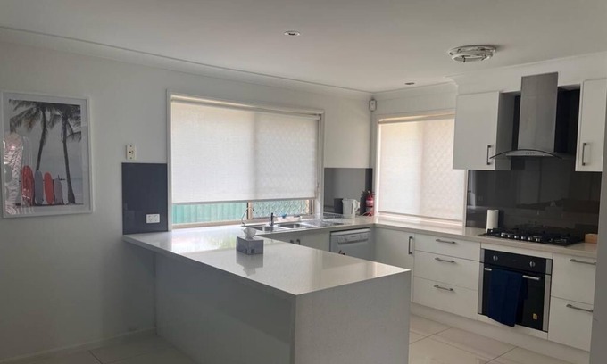 Calamvale Maison | Home away from Home- Fit for family or single-Business or leisure