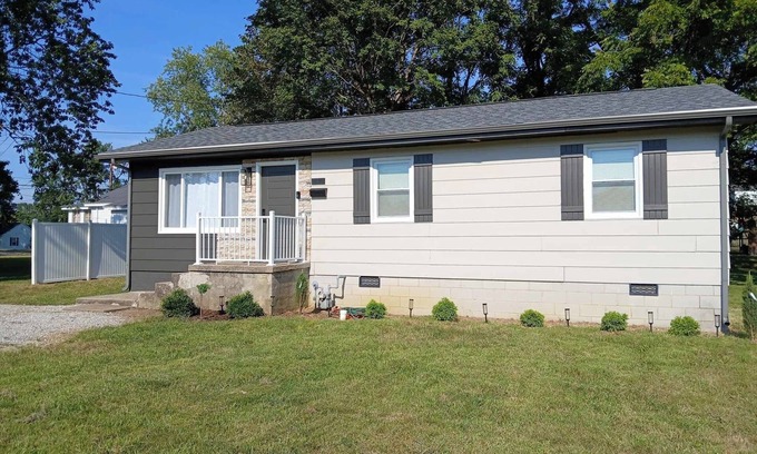 Beaver Dam Maison | HOME AWAY - Newly Updated 3-BR house with WiFi and AC in the heart of Beaver Dam