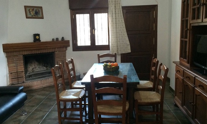 Guejar Sierra Maison | ères à domicile (la ferme) ensoleillée avec cheminée centre-ville