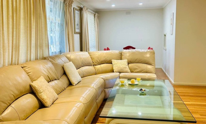Doncaster Maison | Home in Doncaster with Gardens, Near Shops & Transport