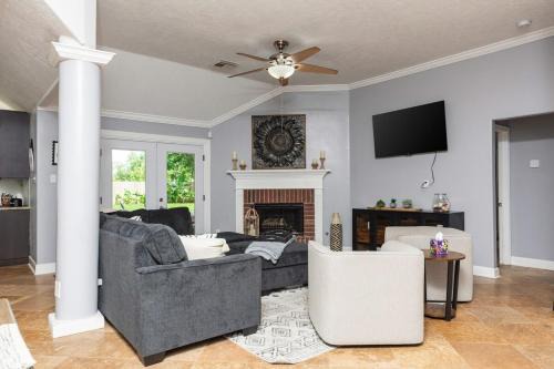 League City Maison | Home in League City, TX with firepit & grill
