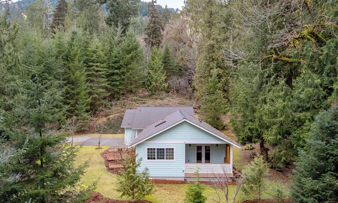 Rockport Maison | Home in the woods with private Creek & Hot tub near North Cascades National Park