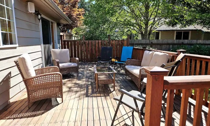 Bellingham Maison | Home mins to DT/Biking/Lakes/No Cleaning fee/EVSE