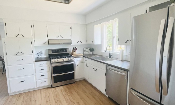 McHenry Maison | Home movie theater, channel front,Fox River&Chain O'Lakes access- by Downtown!