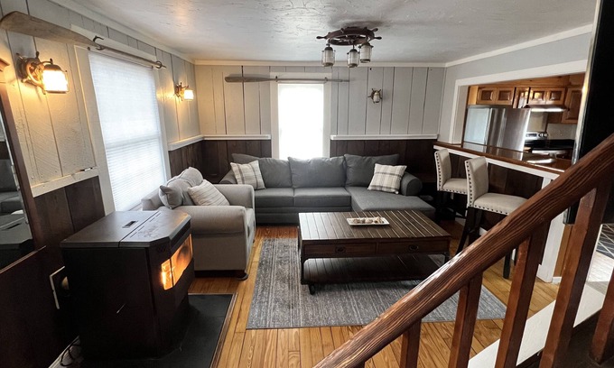 Old Orchard Beach Maison | Home near Ocean Park. Two 24-hour Beach Parking Passes Included! No cleaning fee