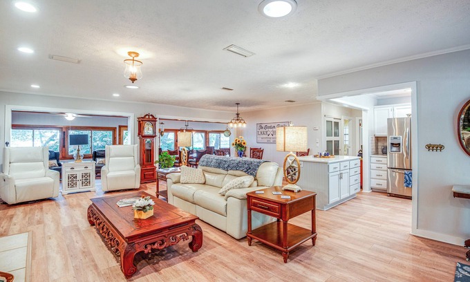Putnam Hall Maison | Home on Lake Hutchinson w/ Dock!