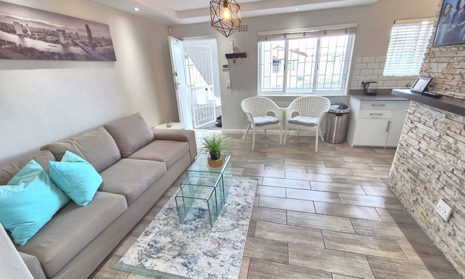 Ottery Appartement | Home-on-Railway~A Lovely contemporary 2-bedroom apartment with WiFi in Cape Town