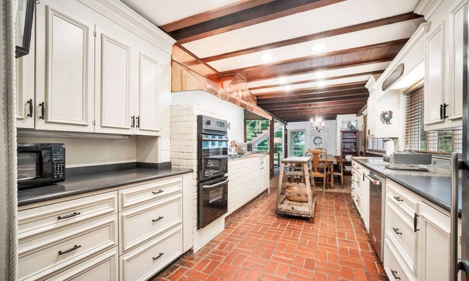 Old Lyme Maison | Old Lyme Barn House - Beautiful Home in Coastal Town