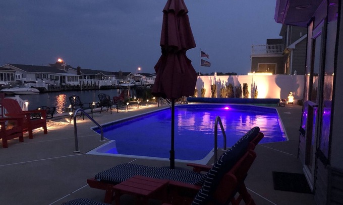 Pebble Beach Maison | Accueil sur l'eau et la nature tout en un paquet avec piscine