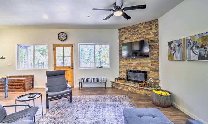 Lake Almanor West Maison | Home with Hot Tub ~ 1/2 Mile to Boat Launch!