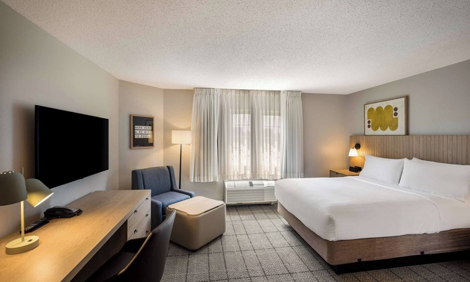 Exchange Place North Hôtel | Homelike Staycation with Full Kitchen, Onsite Parking, Pets are Welcome!