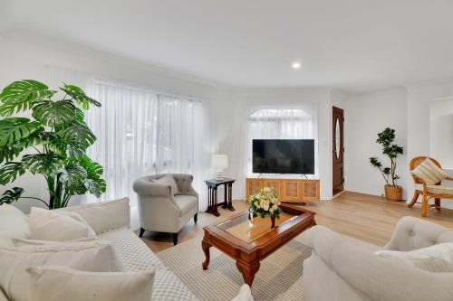 Carindale Maison | Homely 3-Bed Townhouse with Pool & Gym Access