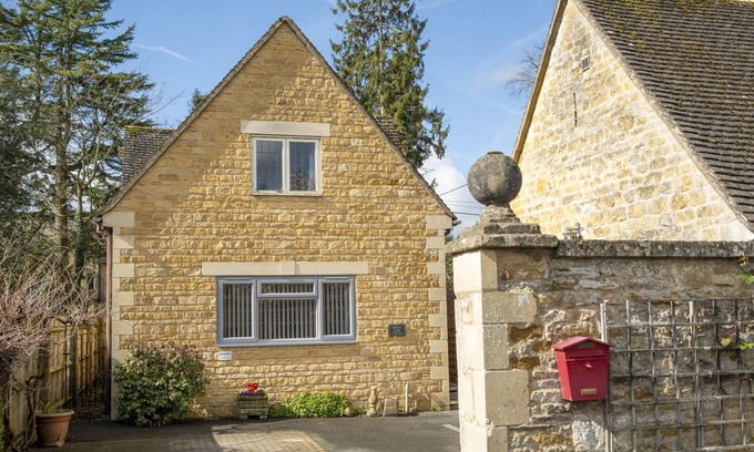 Bourton Cottage | Homely cottage located in a fabulous village - Manor Close Cottage