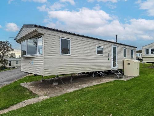 Winestead Autre | Homely, Dog Friendly Caravan At Sand Le Mere In Yorkshire Ref 71005O